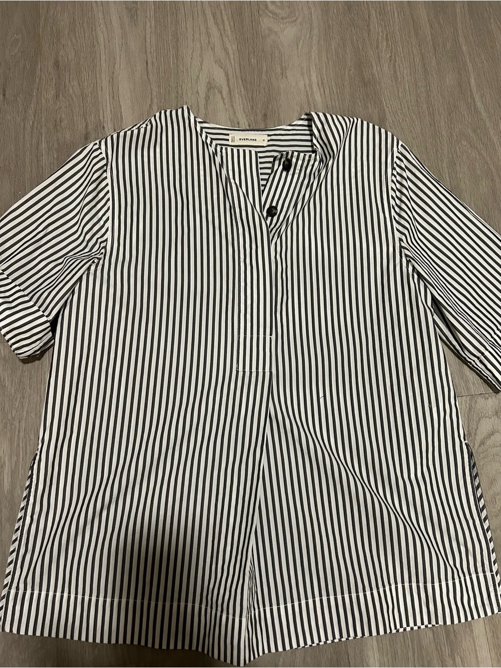 Everlane grey White cotton poplin Stripe Split Neck Top Blouse Medium NWOT